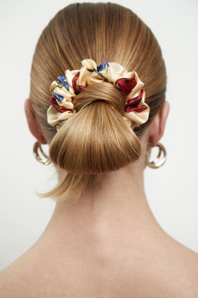 Silk scrunchie "Falling in love" R-15 photos